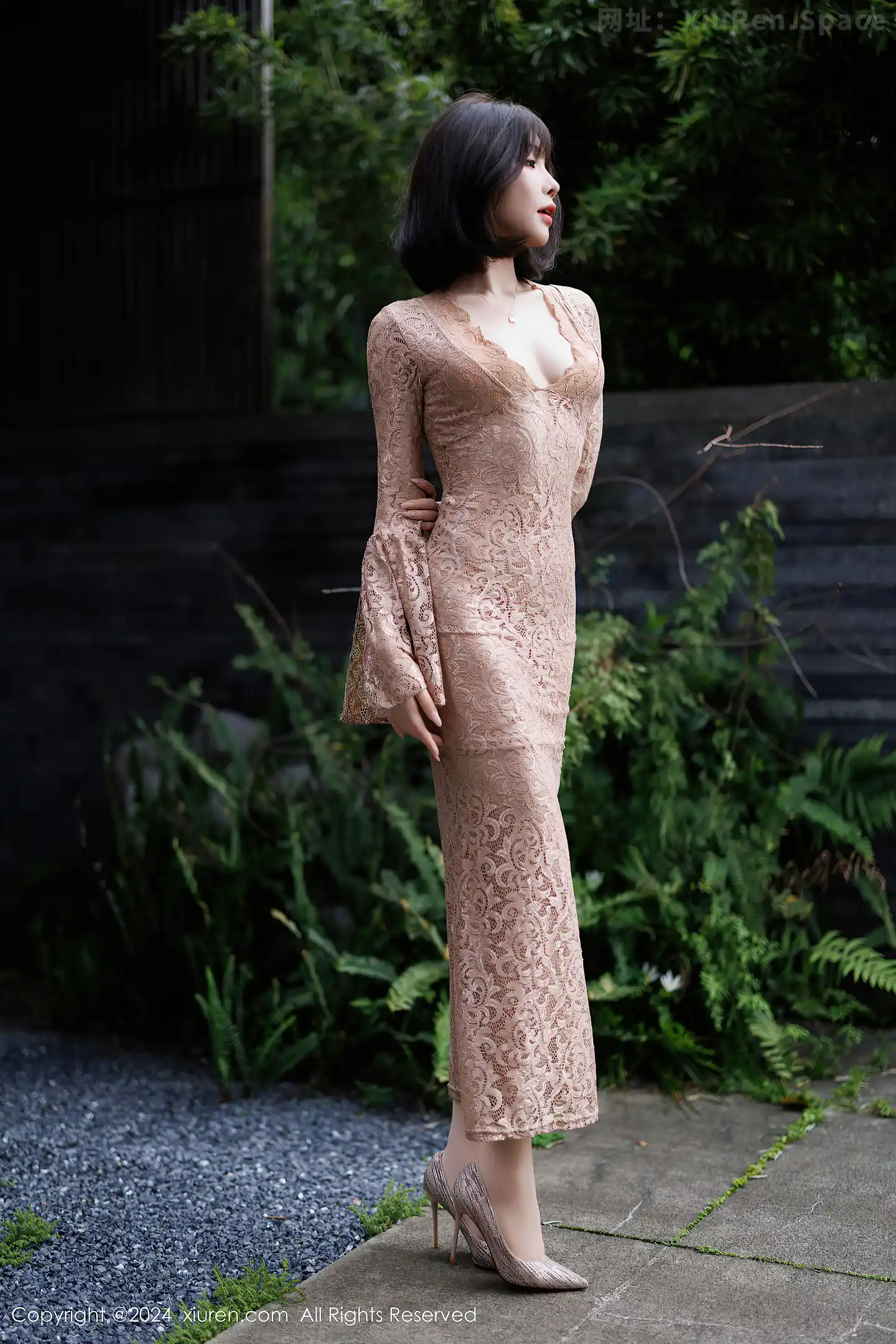 图片[4]-[XiuRen秀人网] VOL.9412 女神徐莉芝Booty性感浅色连衣裙配超薄肉丝秀曼妙身姿诱惑写真91P-秀人网官方网站